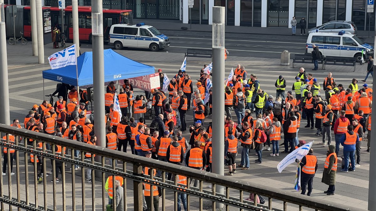Almanya'da grevler hayatı felç ediyor