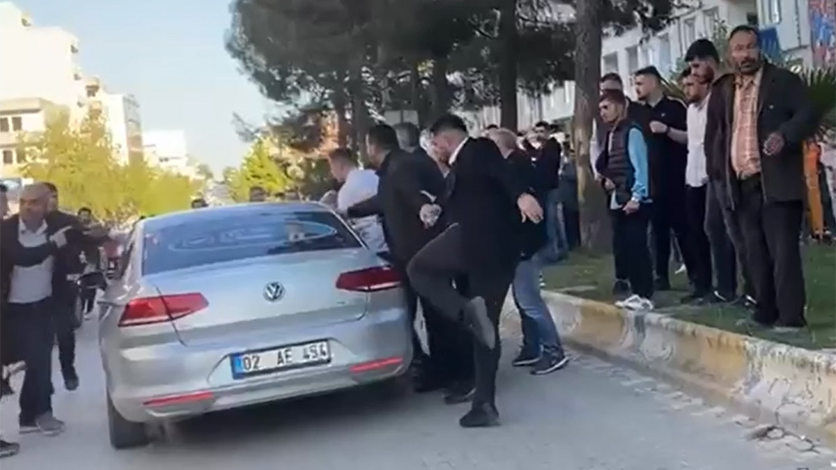 Adıyaman'da CHP konvoyundaki araca saldırı