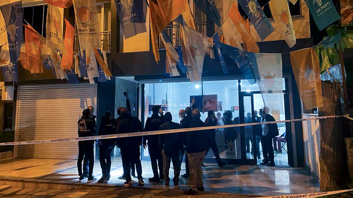 AK Parti'nin 2 bürosuna saldırı girşimi