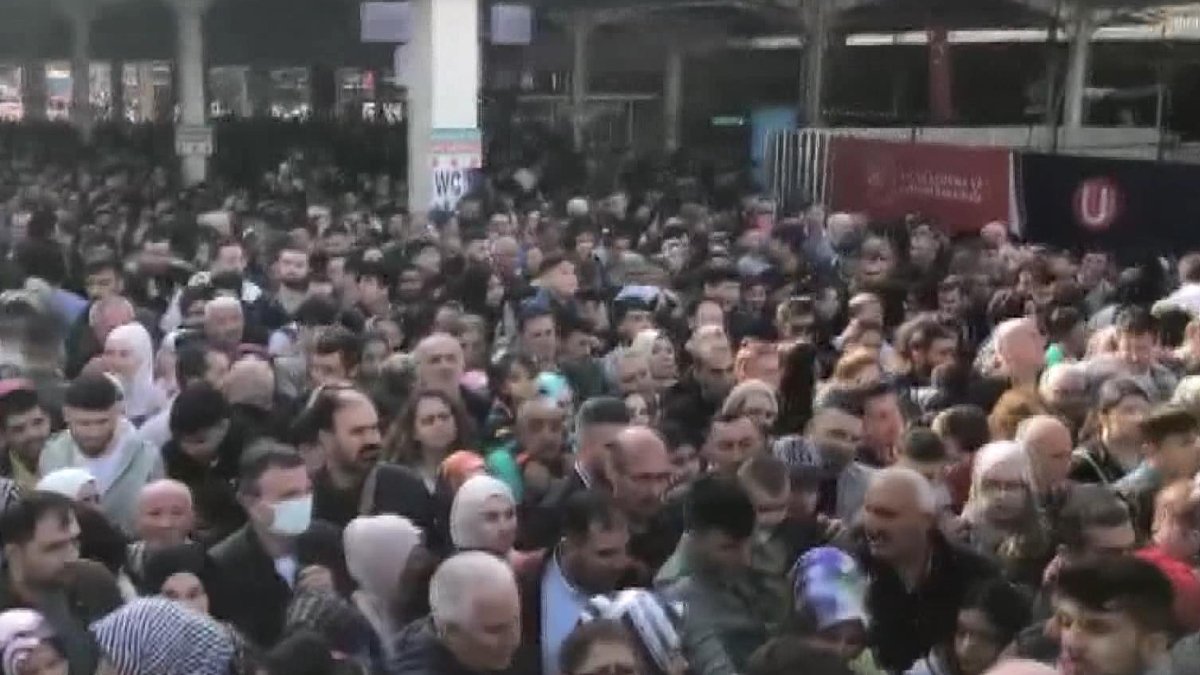 Yaya trafiği seferleri durdurdu: Eminönü'nde insan seli!