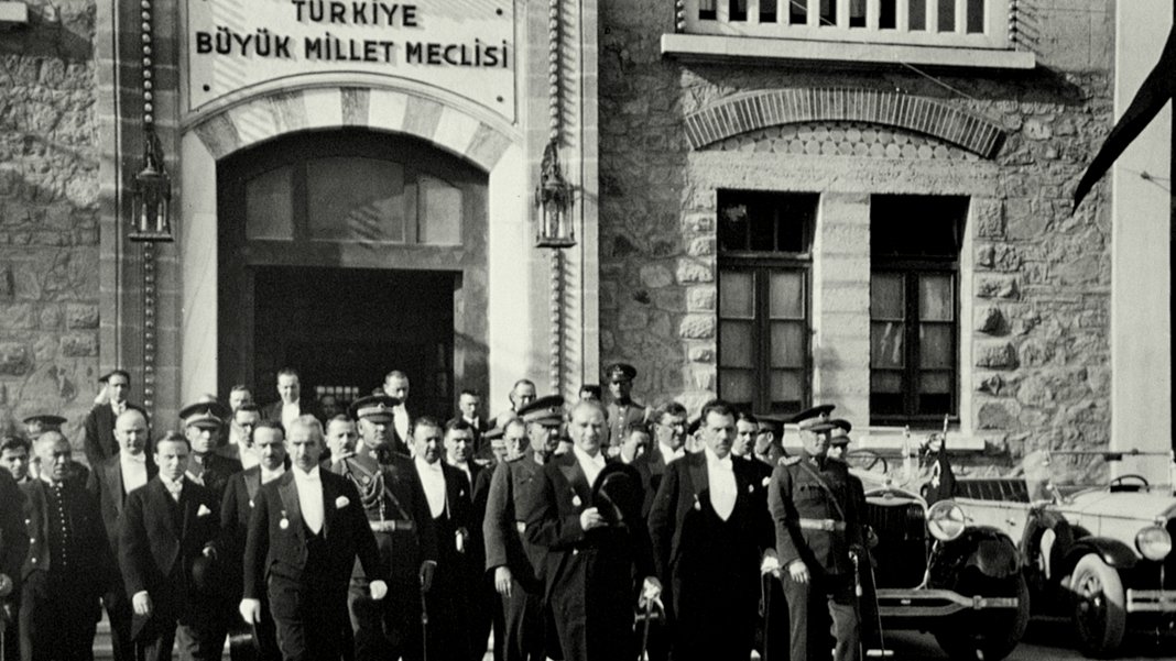 Siyasetçilerden 23 Nisan mesajları: Halkın çocukları egemen olacak