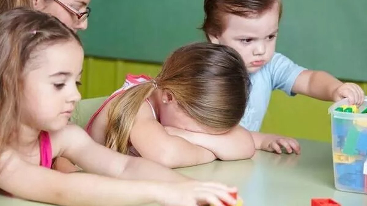 Kreşe gitmek istemeyen çocuğa nasıl davranmalı?