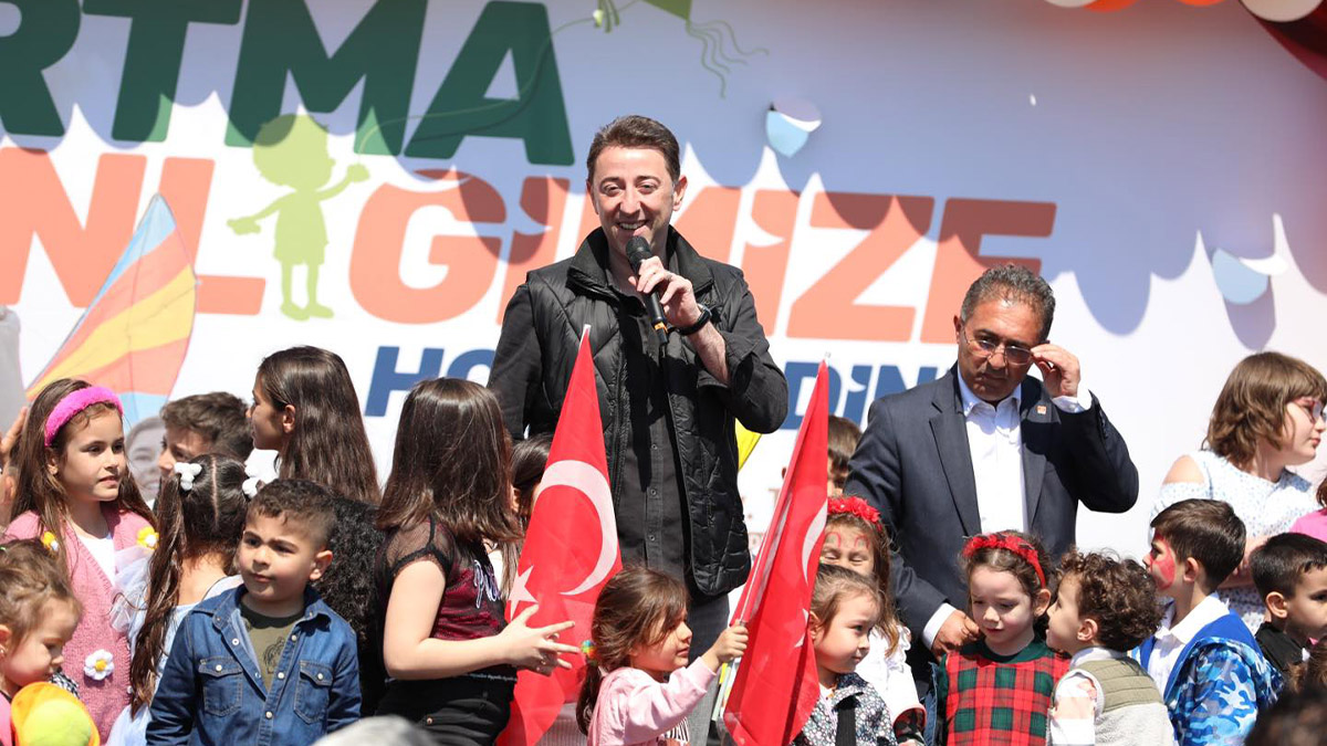 Bandırma Belediyesi 23 Nisan'da çocukların yüzünü güldürdü