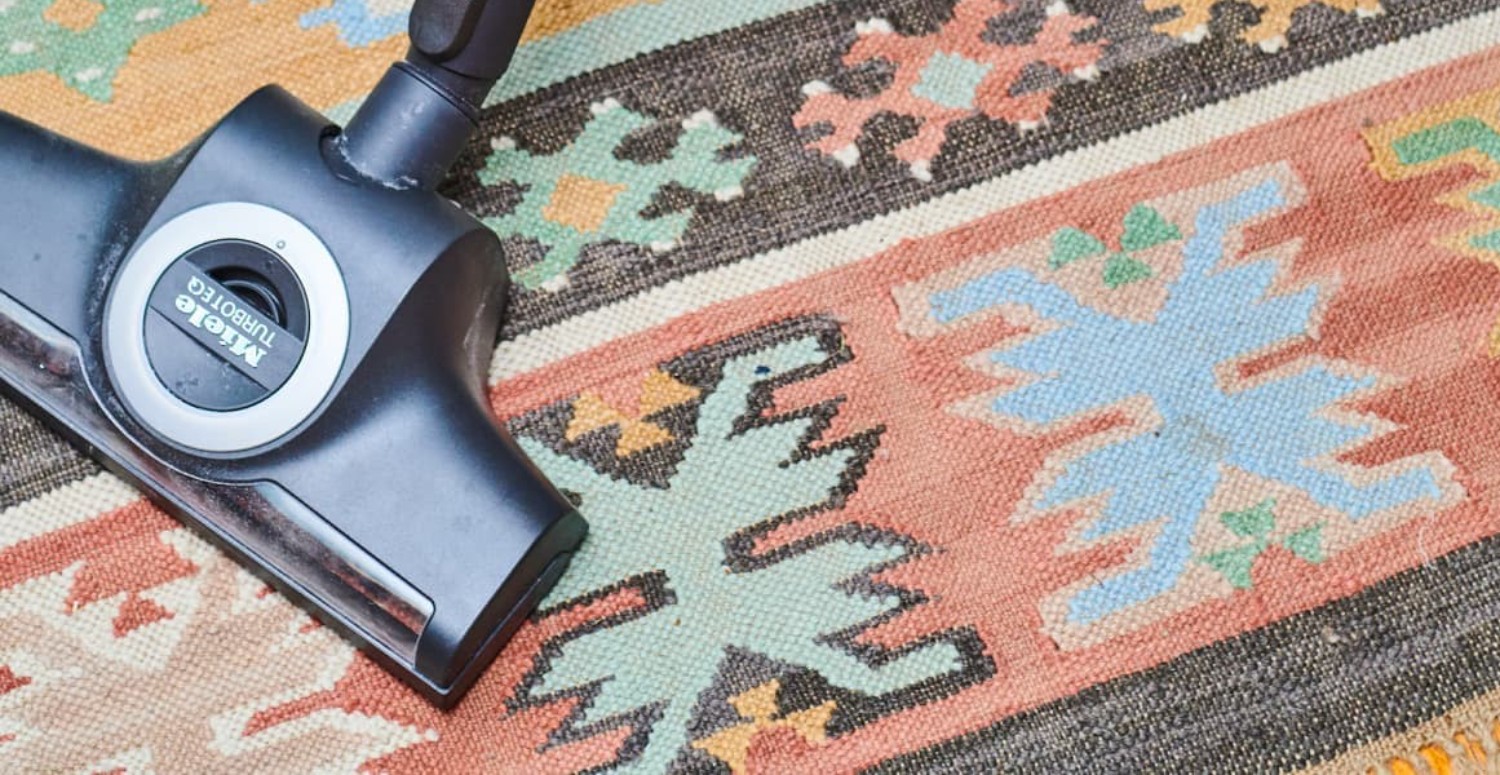 Halı yıkamacılara para dökmeye son! Halıdaki lekeleri tek bir karışımla temizleyin