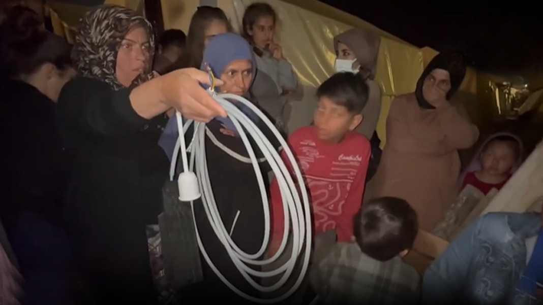 Karanlıkta kalan depremzedeler isyan etti: Çadırlarımızda elektrik yok ama vali priz dağıttı