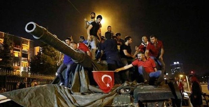 İzmir'de aralarında generallerin de bulunduğu 70 kişiye gözaltı - Son dakika haberleri