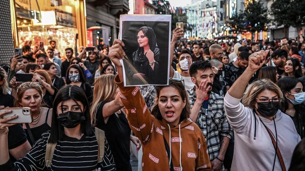 İran ceza yağdırmaya devam ediyor: Mahsa protestolarına gizli komite
