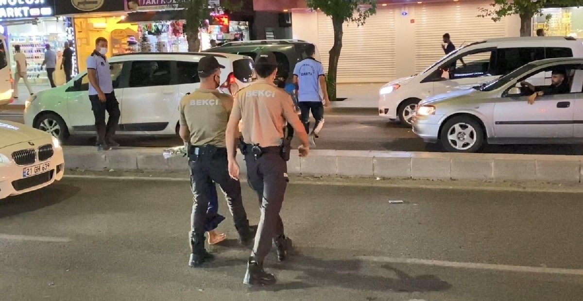 Bekçilerin şüphesi haklı çıktı: Üzerinden çıkanlar şoke etti!