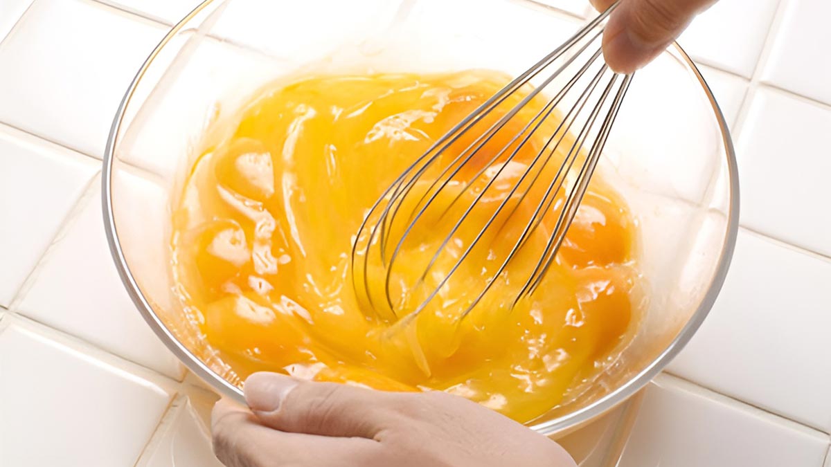 Yumurtayı sakın böyle çırpmayın! Topaklaşan yumurtayı çöpe gitmekten kurtarmanın yolu var