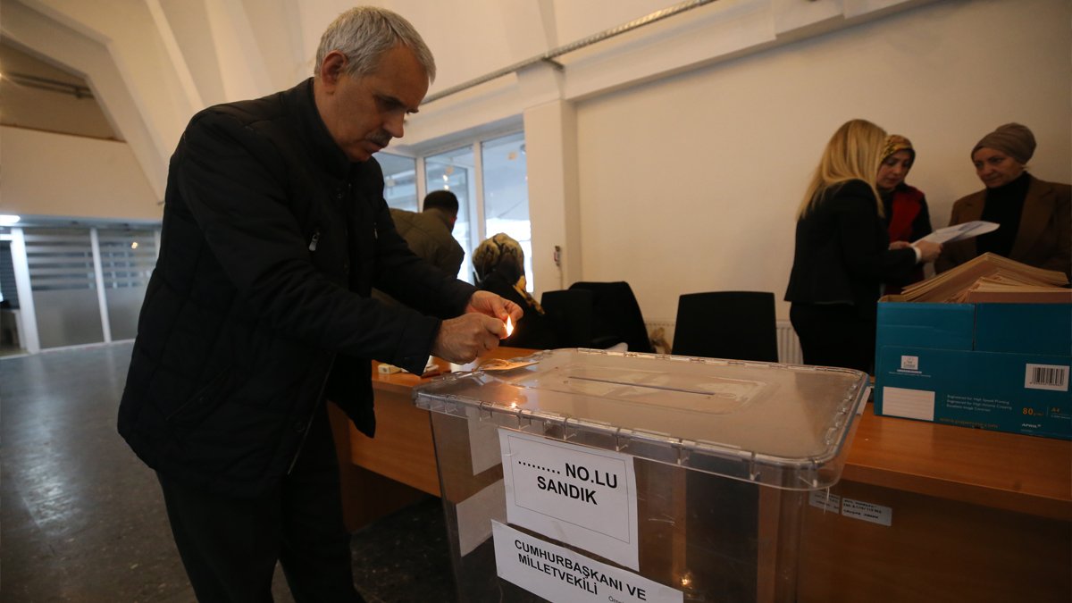 Seçim resmen başladı: Yurt dışına kayıtlı Türkler oy kullanıyor