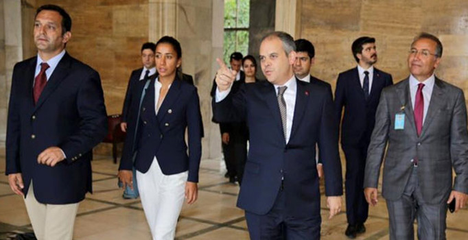 Milli tenisçi Çağla Büyükakçay, hasar gören TBMM’ni ziyaret etti