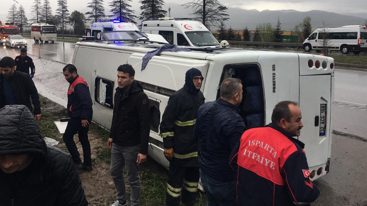 Isparta'da servis midibüsü devrildi: 17 yaralı