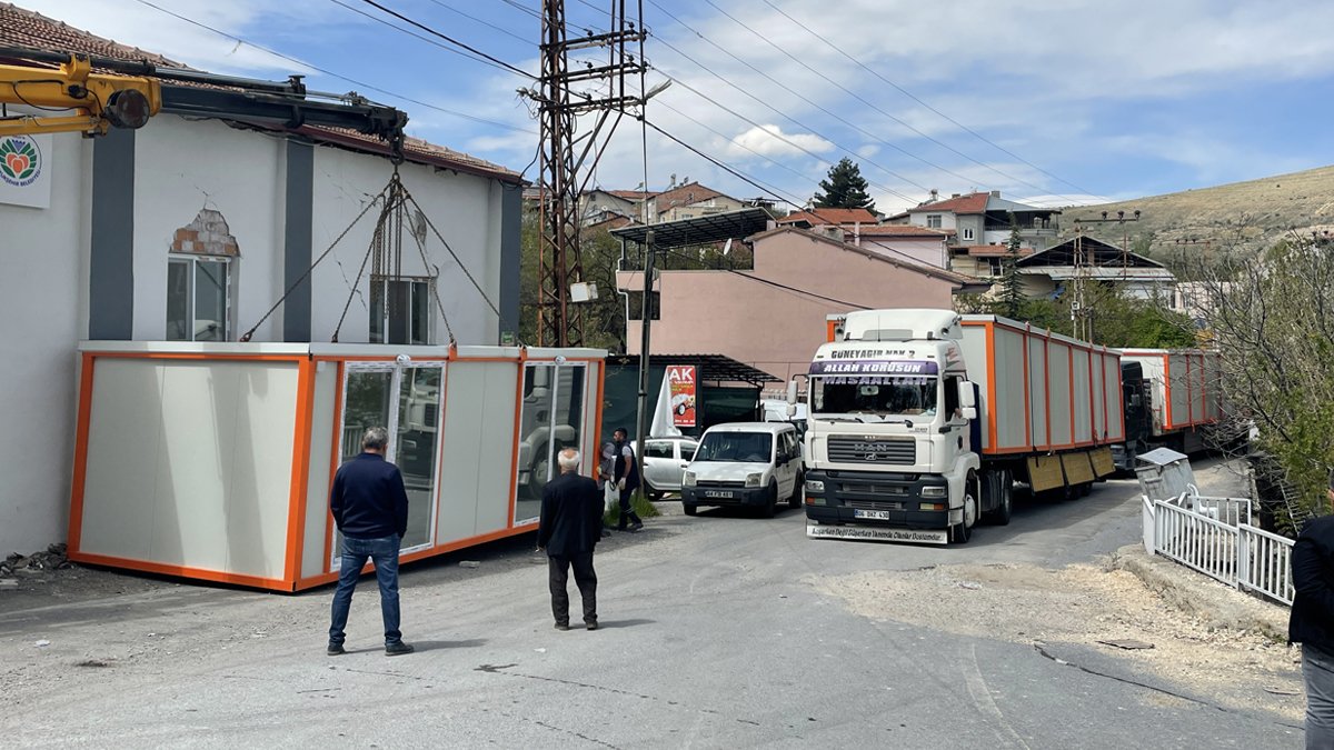 CHP'li Ağbaba Malatya'da esnafa konteyner teslim etti
