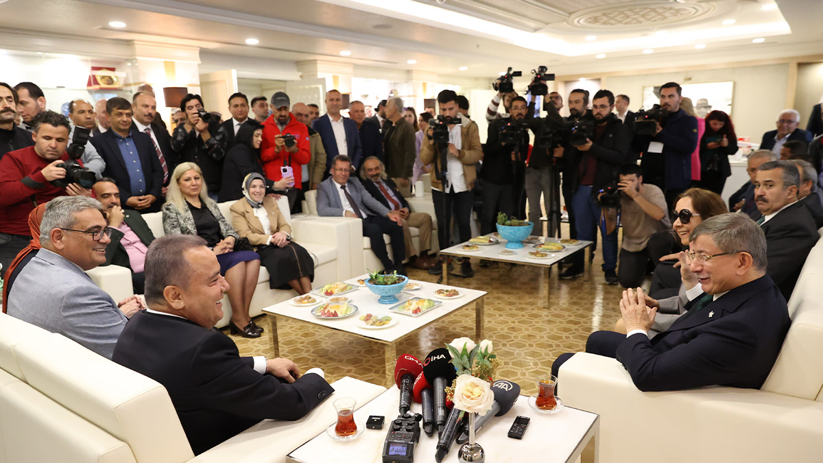 Ahmet Davutoğlu’dan Başkan Böcek’e ziyaret