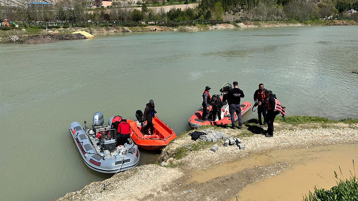 Munzur Çayı'na kayıp 3 kişi aranırken başka bir araç daha bulundu