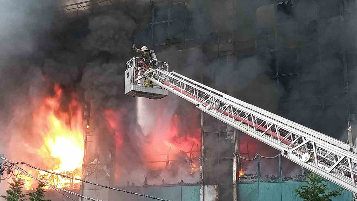 Yeni Akit Gazetesi’nin de bulunduğu binada yangın