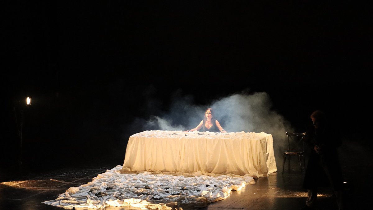 Ünlü oyuncu Şenay Gürler, ‘Medea’ rolüyle sahne aldı