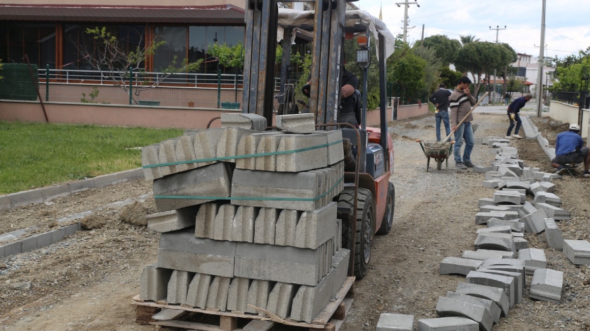 Burhaniye'de yol çalışmaları hız kesmeden devam ediyor