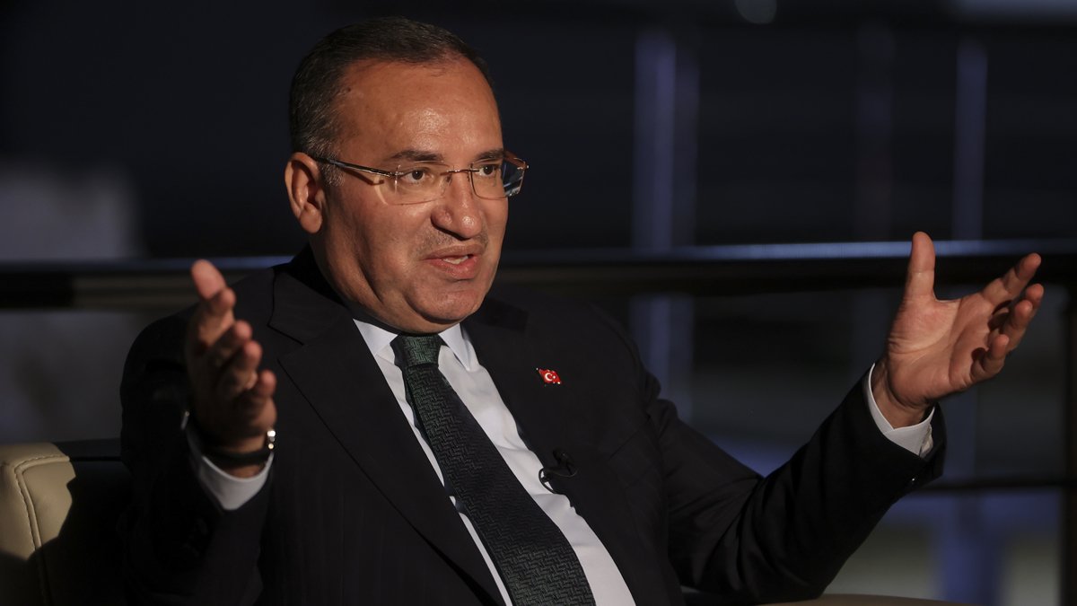 Bozdağ 'ya şampanya ya secde' sözlerini savundu: Kutuplaştırıcı değil birleştirici dil kullanıyoruz
