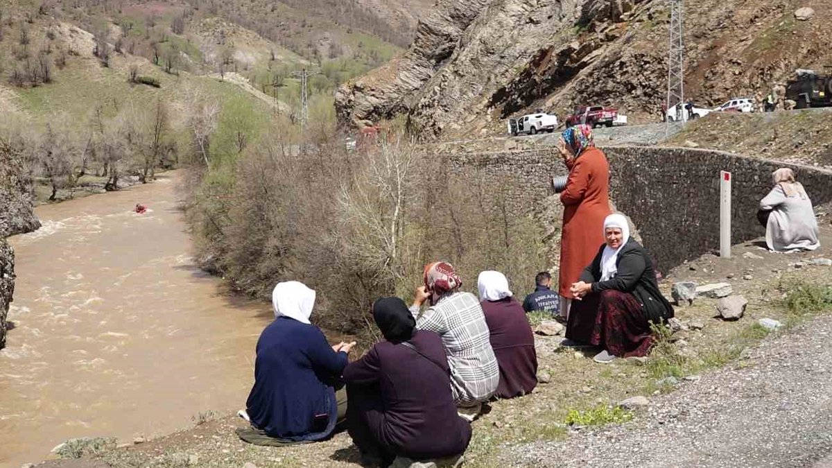 Binin üzerinde kişi üç genci arıyor: Günlerdir bir iz çıksın diye bekliyorlar...