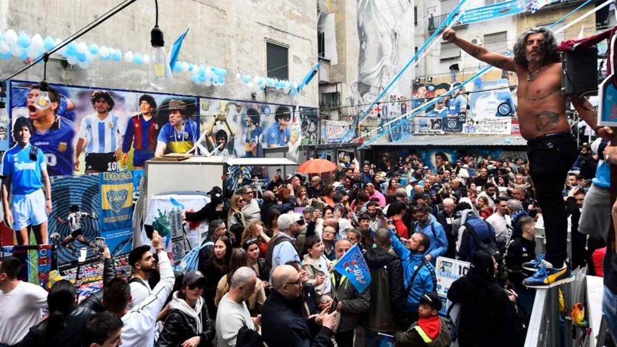 Maradona’dan sonra ilk: Napoli karnaval alanına döndü