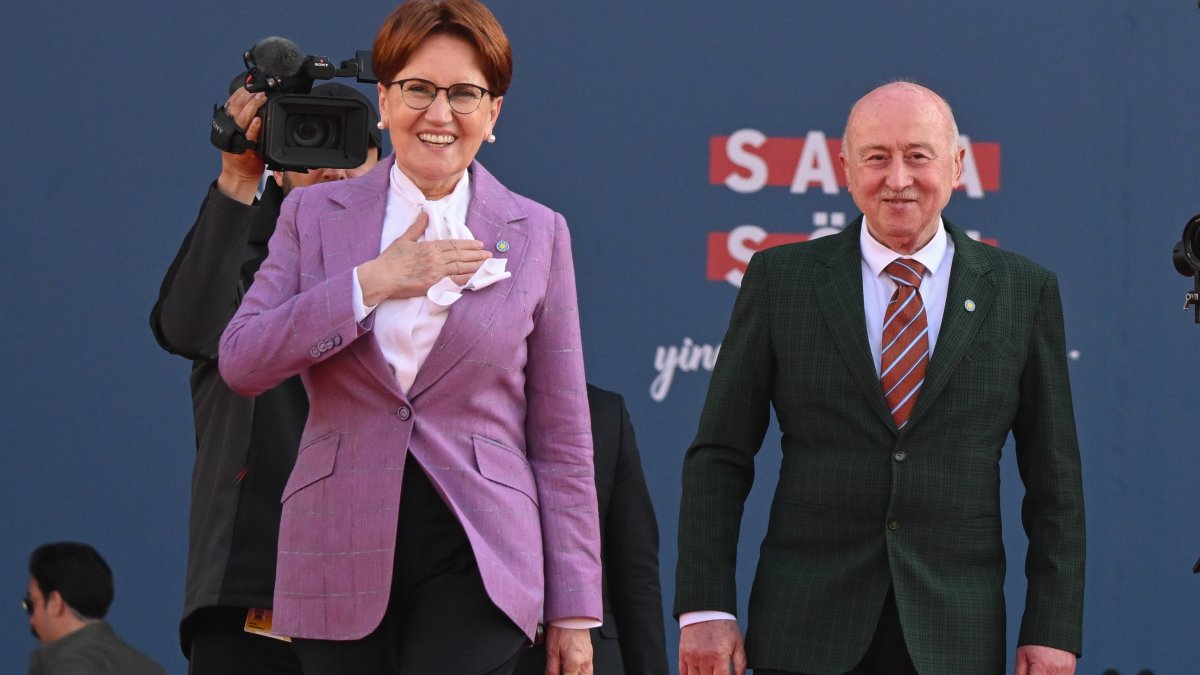 Akşener ilk kez eşi Tuncer Akşener ile sahneye çıktı
