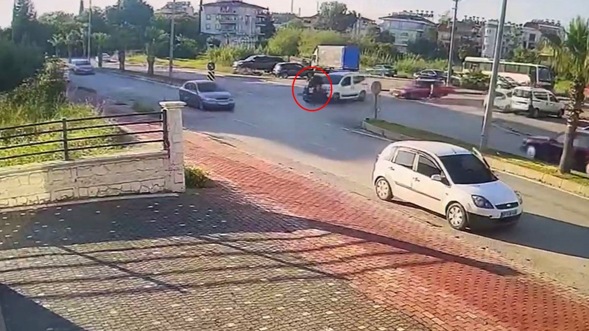 Göz göre göre gelen kaza! Motosiklet ile hafif ticari araç çarpıştı ve...