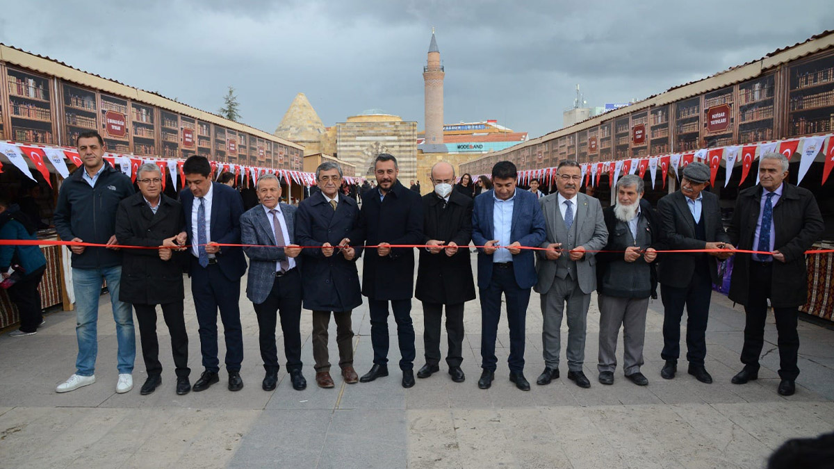 Kırşehir Belediyesi 2. Kitap Günleri'ne okurlar büyük ilgi gösteriyor