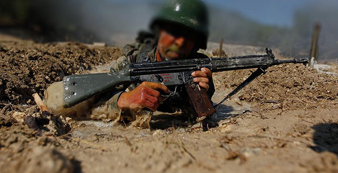 Askeri okullarda 'şok mangaları' zulmü: Askeri erimiş asfaltta süründürdüler