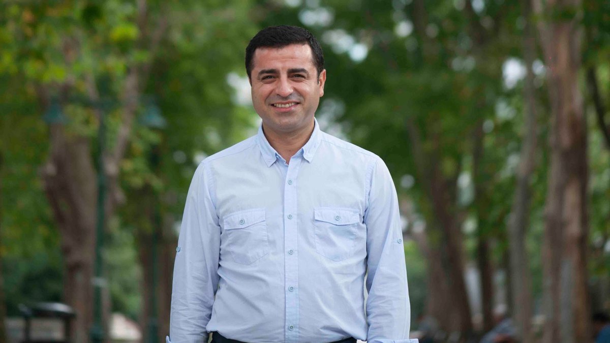 Demirtaş Kılıçdaroğlu'nun forslu fotoğrafını paylaşarak destek verdi: Benim oyum size
