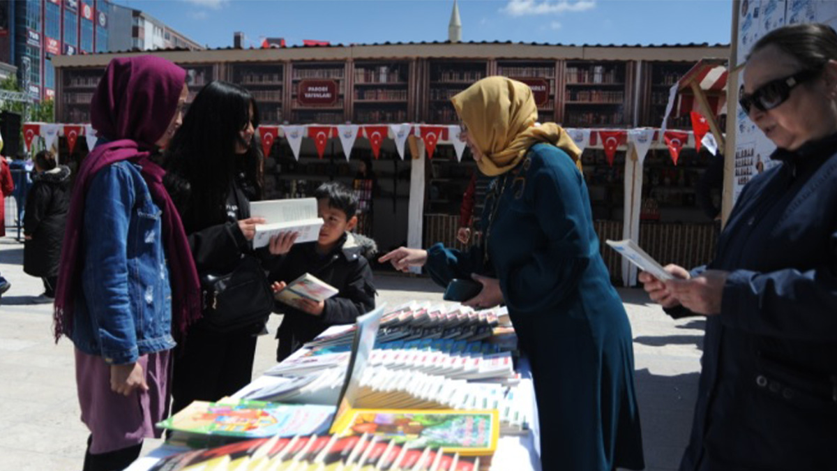 Kırşehir Belediyesi 2.Kitap Günleri'nde "Edebiyat ve Felsefe" söyleşisi yapıldı