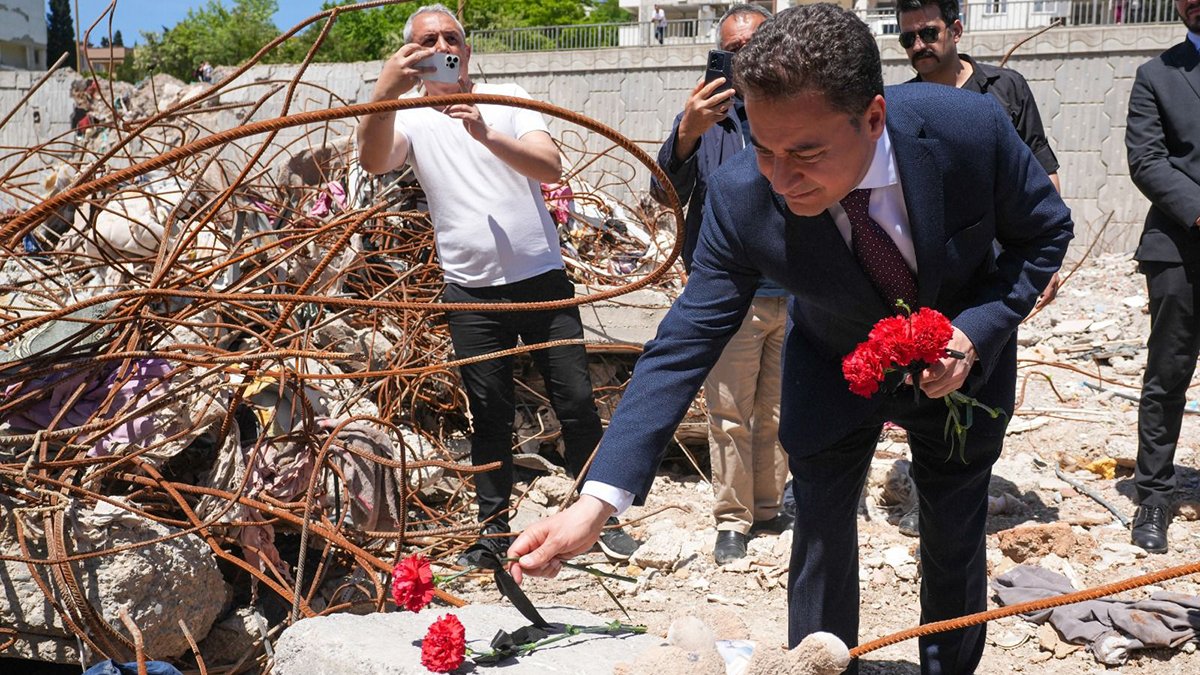 Babacan, Maraş’ta 250 kişiye mezar olan Ebrar Sitesi enkazına karanfil bıraktı