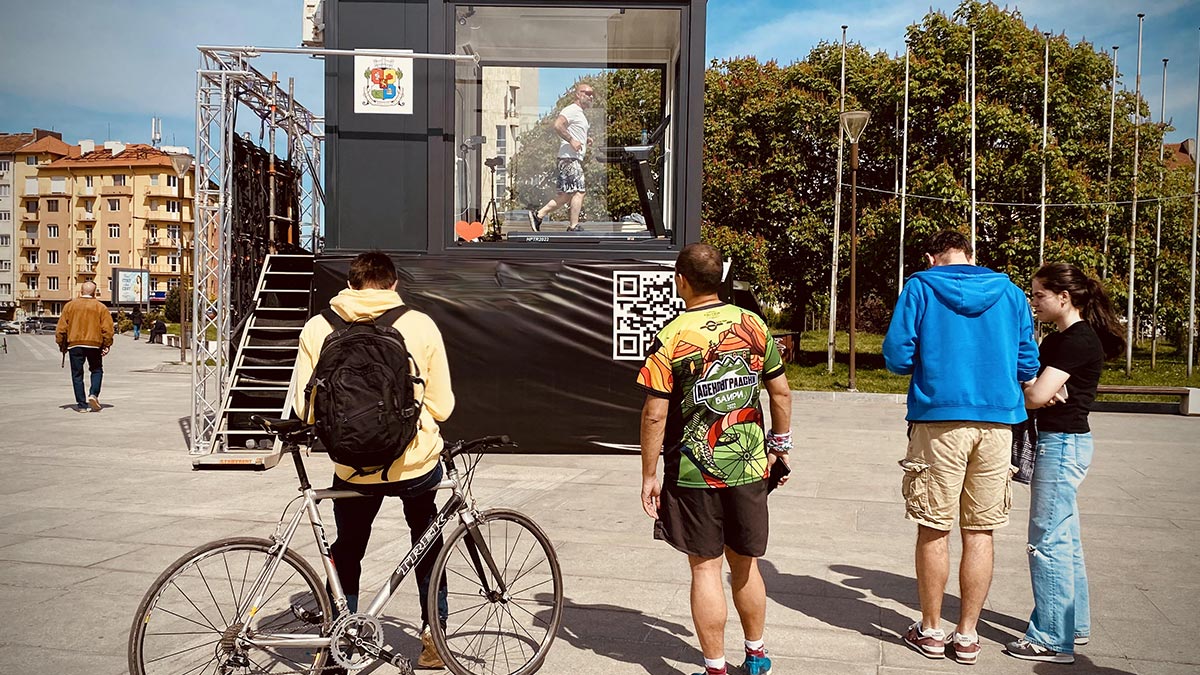 Ünlü isim kafeste yaşamaya başladı! Nedenini duyanlar 'Değer miydi?' diyor