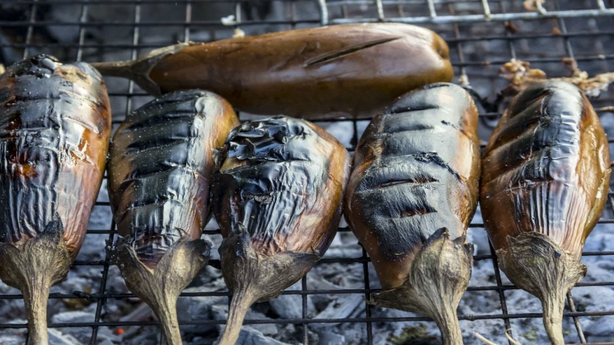 Patlıcan Közleme: Eşsiz Lezzetiyle Sofralarınızı Süsleyecek Bir Tarif