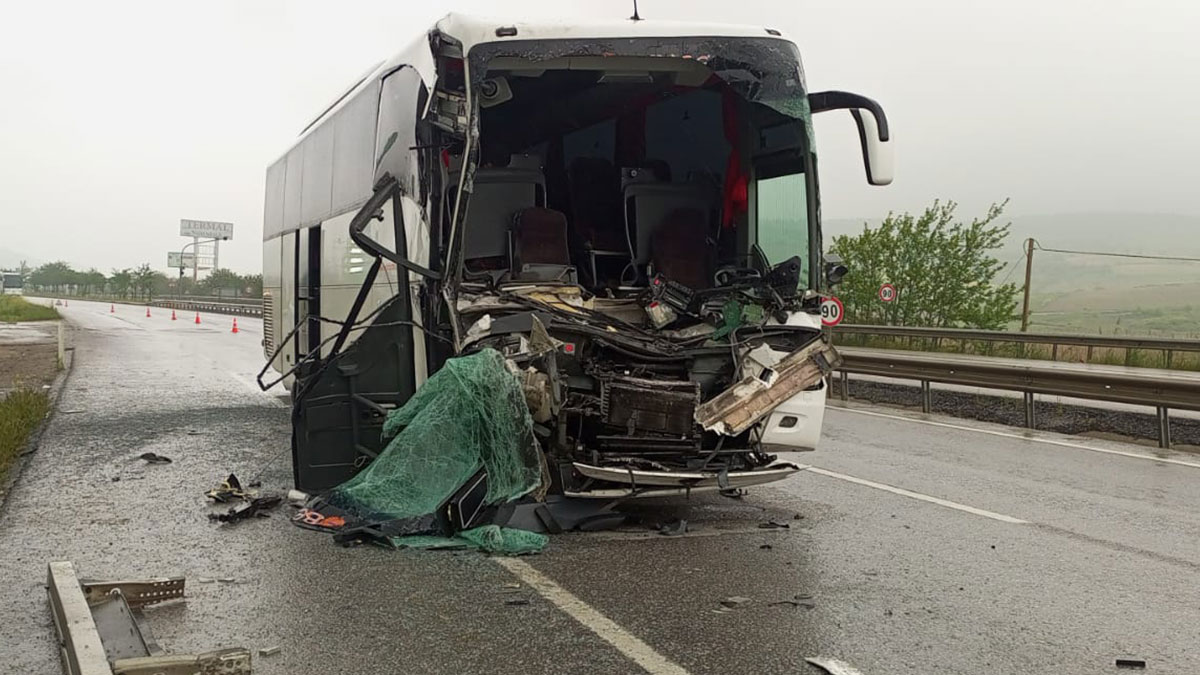 Öğrencileri taşıyan otobüsle tır çarpıştı: 33 yaralı