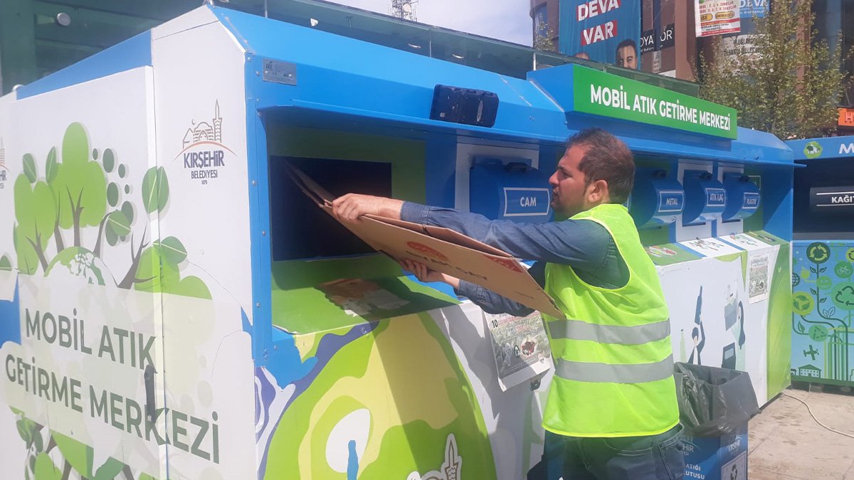 Kırşehir Belediyesinden 10 adet geri dönüşüm malzemesi getirene fide hediye