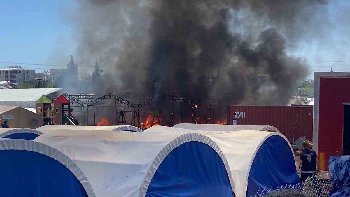 Adıyaman'da yürekleri ağza getiren yangın: Depremzedelerin kaldığı çadır kent kül oldu