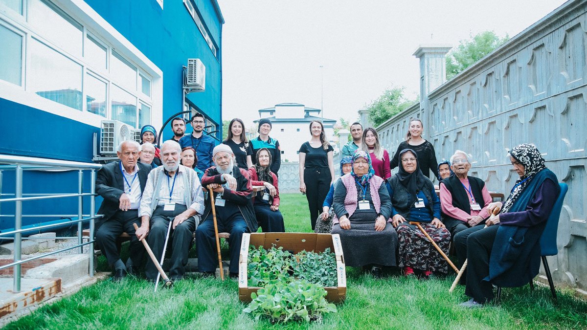 Alzheimer Yaşam Merkezi'nde fideler toprakla buluştu