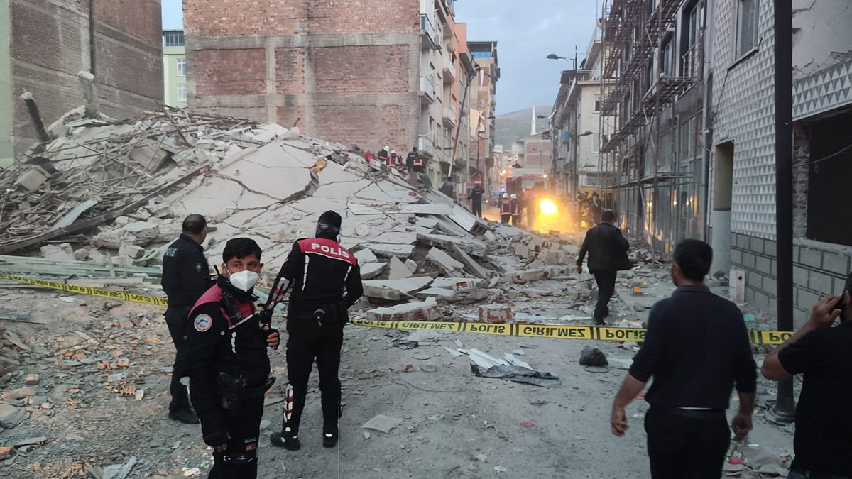 Malatya'da ağır hasarlı bina çöktü! Arama çalışması başlatıldı