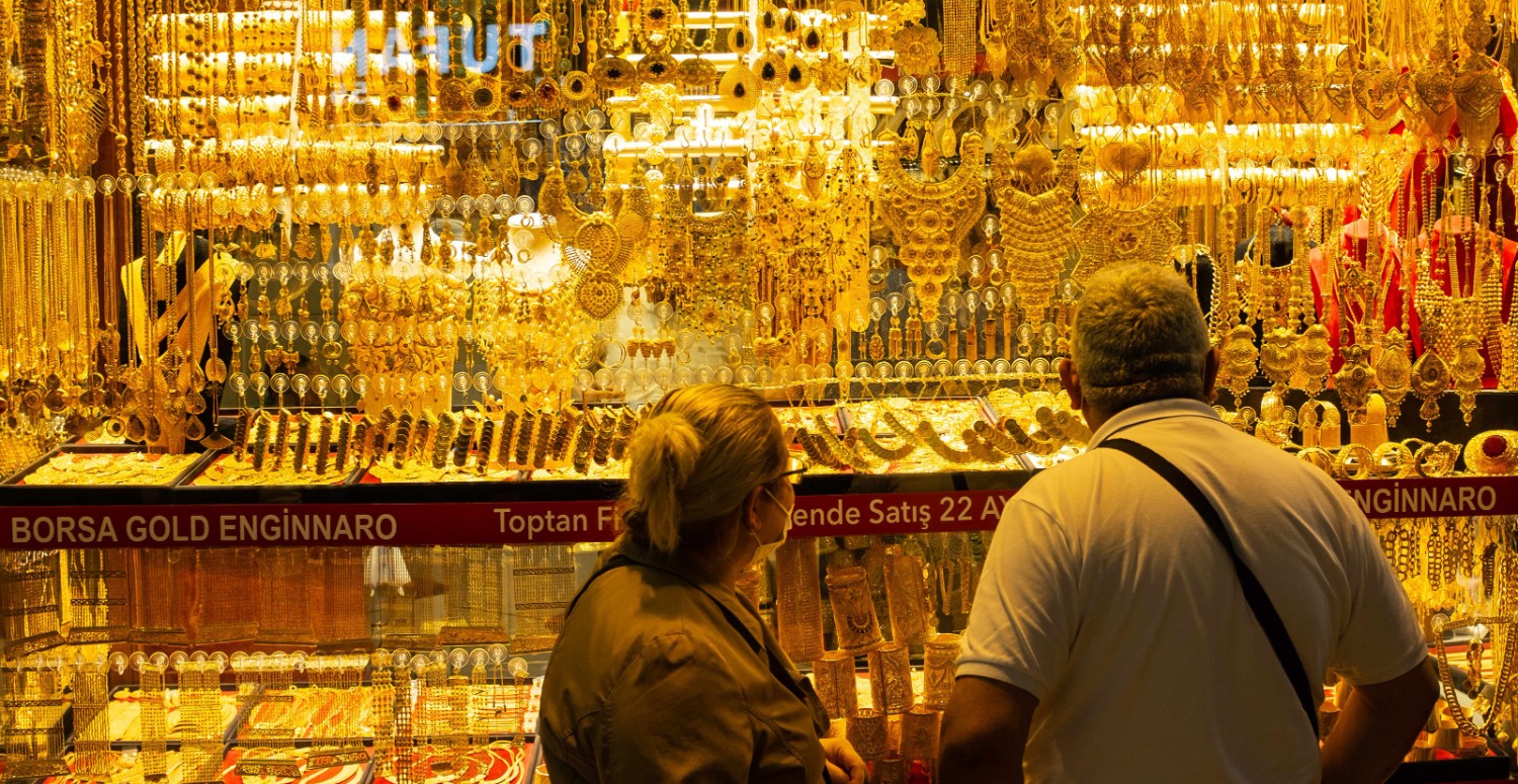 Altın fiyatları piyasaları salladı! Bu seviye beklenmiyordu: İki karar sonrası altın coştu!
