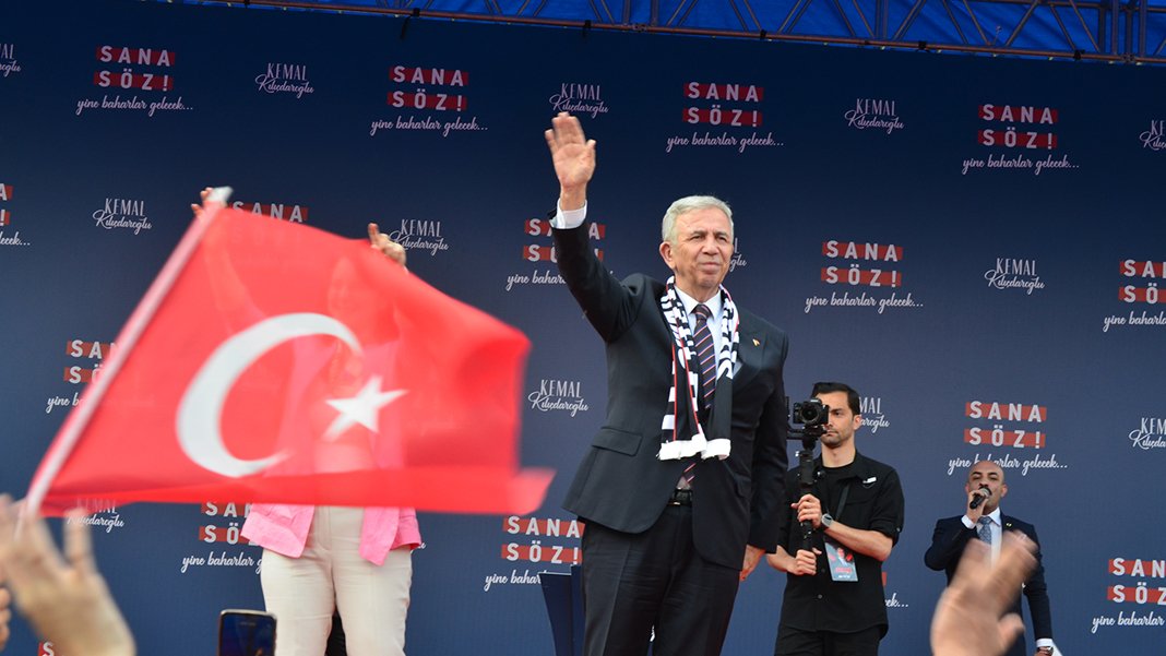 Mansur Yavaş 'Her türlü oyunu oynuyorlar diyerek geçmişi hatırlattı: İktidarda kalmak için 'Papaz elbisesi giyerim' diyenler...