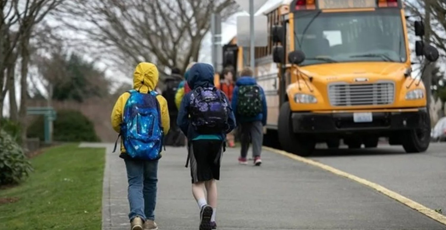 Milyonlarca öğrenciyi ilgilendiriyor! Okullarda sırt çantası takmak yasaklandı: İşte nedeni