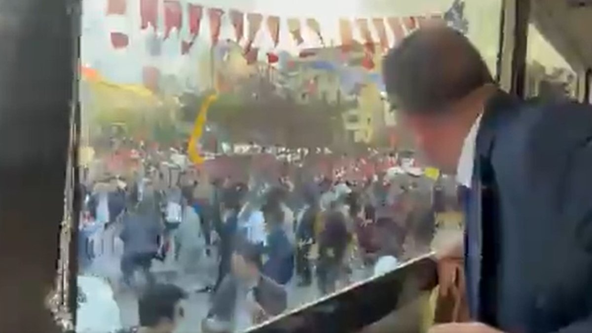 İmamoğlu'na Erzurum'da provokasyon: Otobüsün içinden saldırı anı