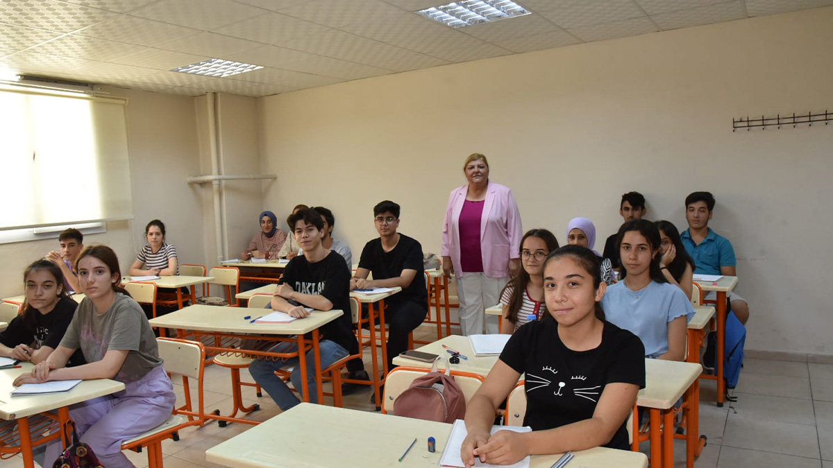 Ceyhan Belediye Başkanı Hülya Erdem, “Daima gençlerin yanında olacağız” dedi