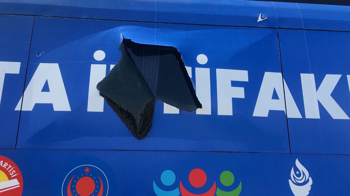 ATA İttifakı’nın otobüsüne taşlı saldırı