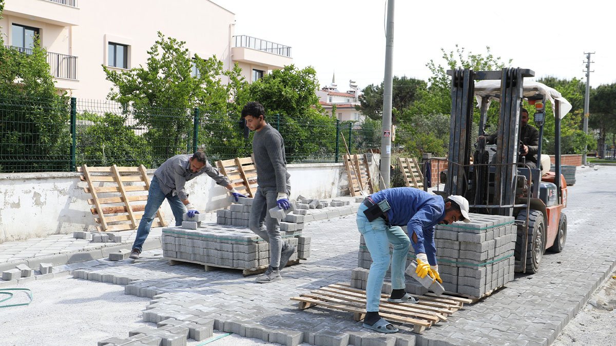 Burhaniye’de yol yapım ve onarım çalışmaları aralıksız devam ediyor