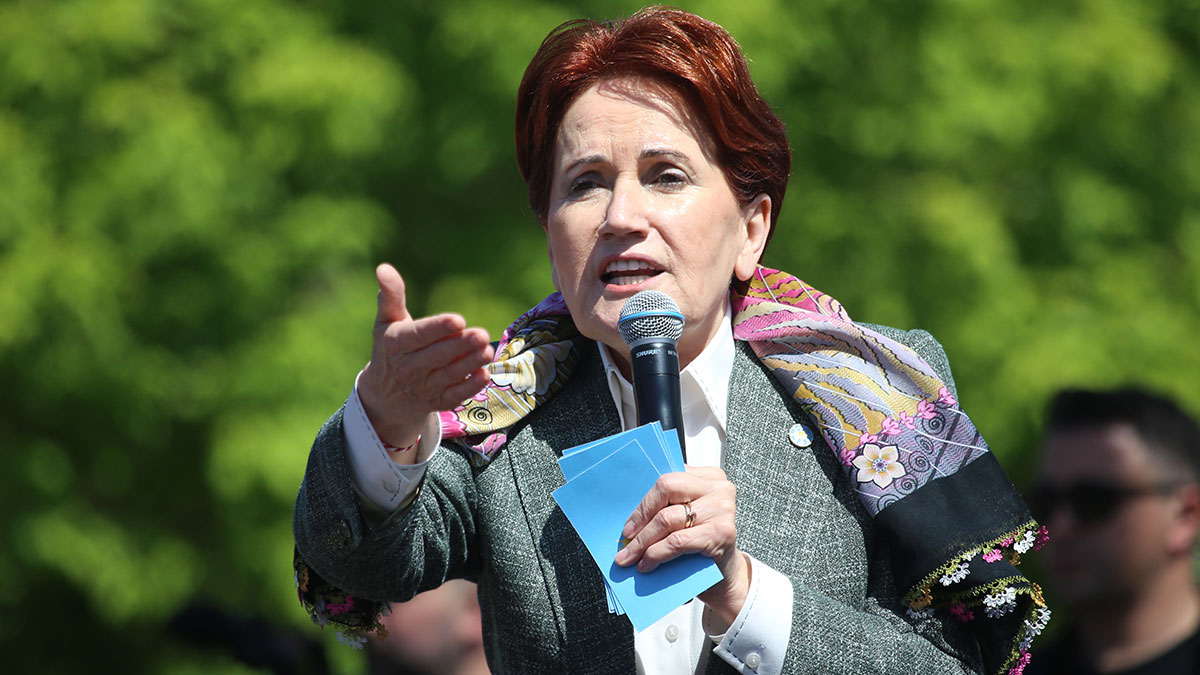 Akşener cinsiyetçi pankartı hedef aldı: O mutfakta arılar çalışıyor