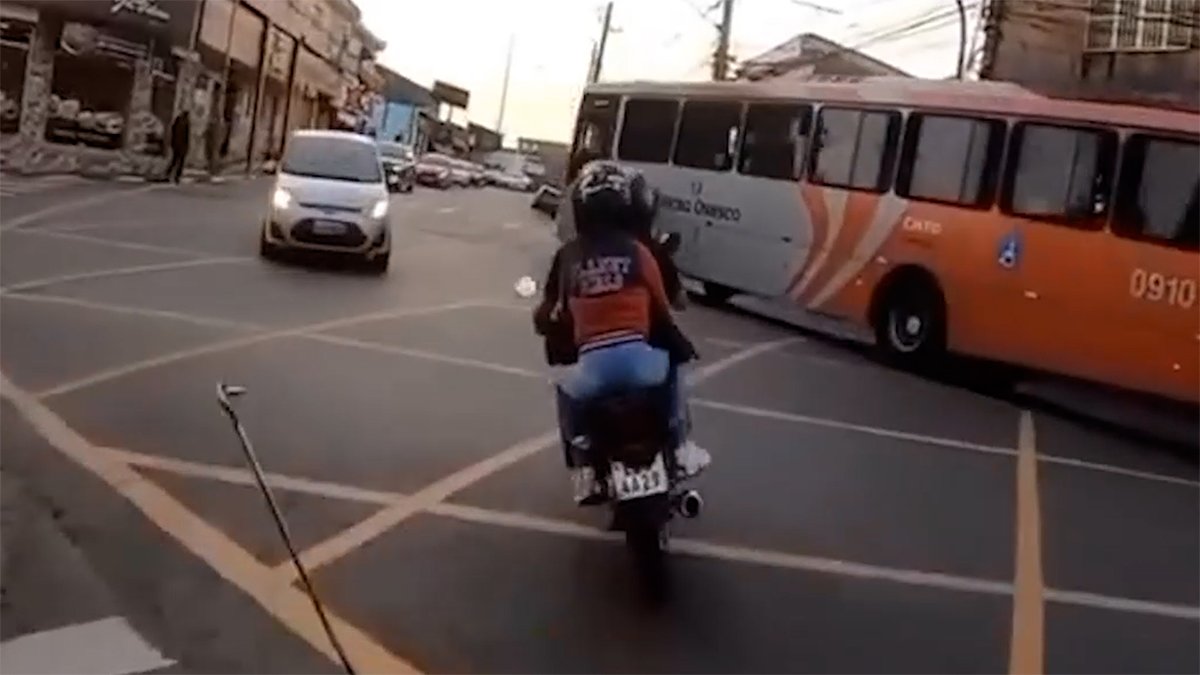 Nefes kesen takip! Motosikletli şüphelileri dakikalarca kovaladı ve...