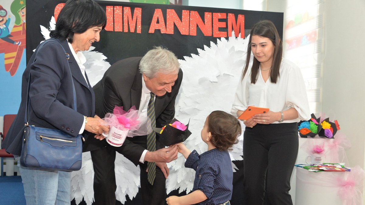 Minik öğrenciler annelerinin Anneler Günü’nü kutladı