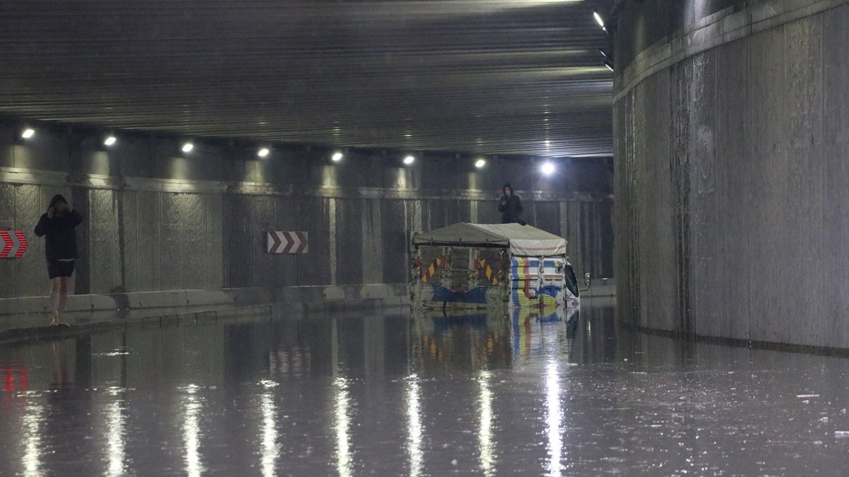 Alt geçitte mahsur kaldılar! Sebebini öğrenince inanamayacaksınız...